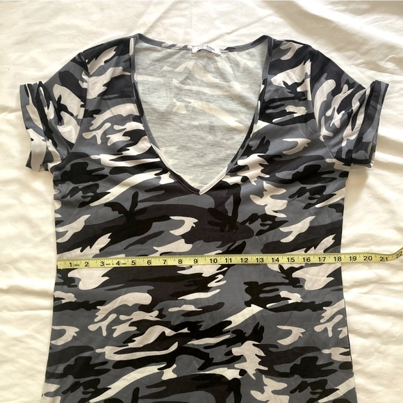 Camo Print Deep V-Neck Short Sleeve Tunic Shirt NWT - M - Picture 12 of 12